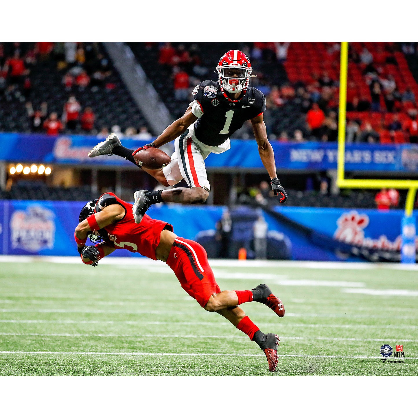 George Pickens Georgia Bulldogs Unsigned Leaping in 2021 Bowl Game Photograph