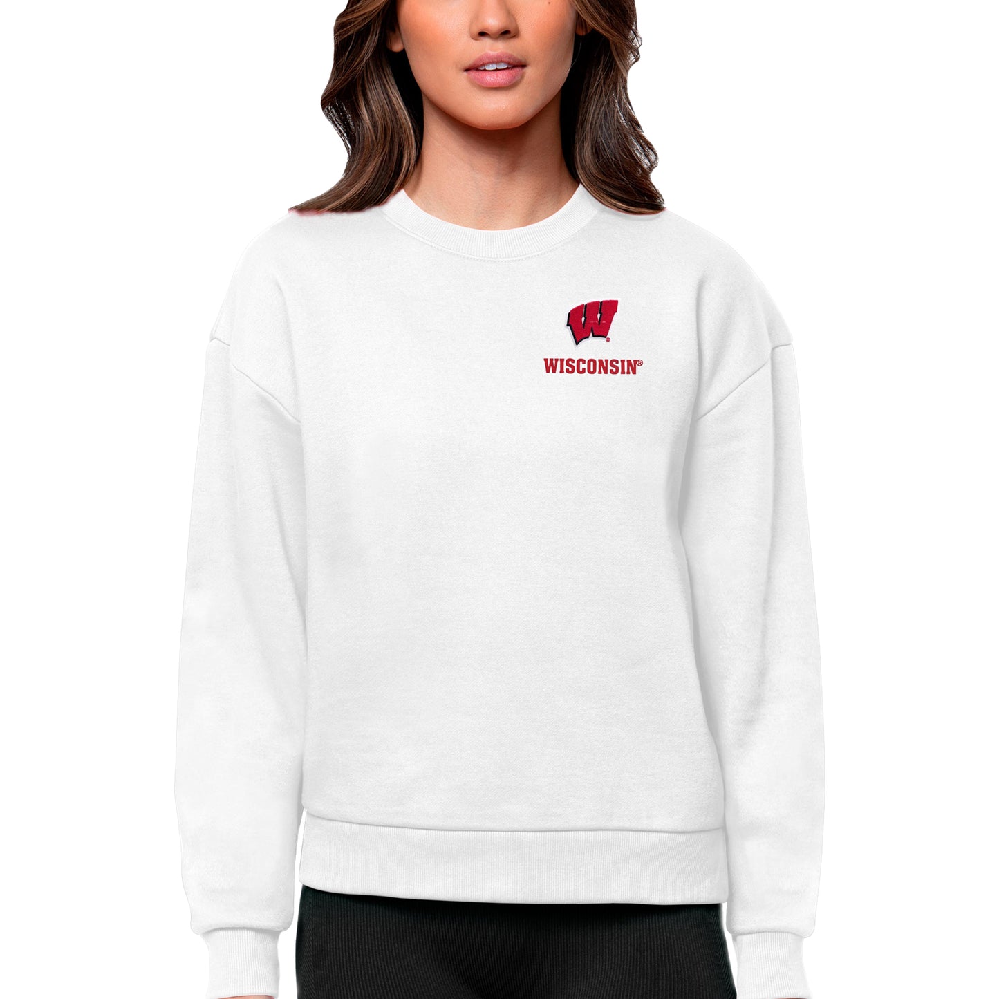Women's Antigua White Wisconsin Badgers Logo Victory Crewneck Pullover Sweatshirt